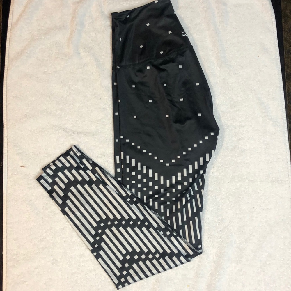 Beyond yoga geometric legging. M. 27”